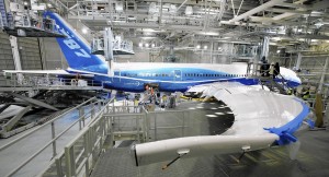 一架波音787梦想飞机停放在华盛顿州埃弗雷特公司工厂的油漆机库中。在2009年,。(伊莱恩·汤普森,美联社)。